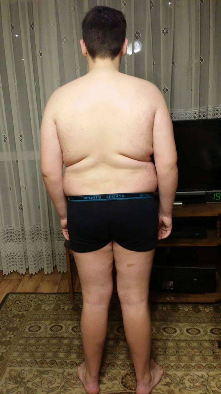 Piotr przed rozpoczęciem metamorfozy, widok od tyłu